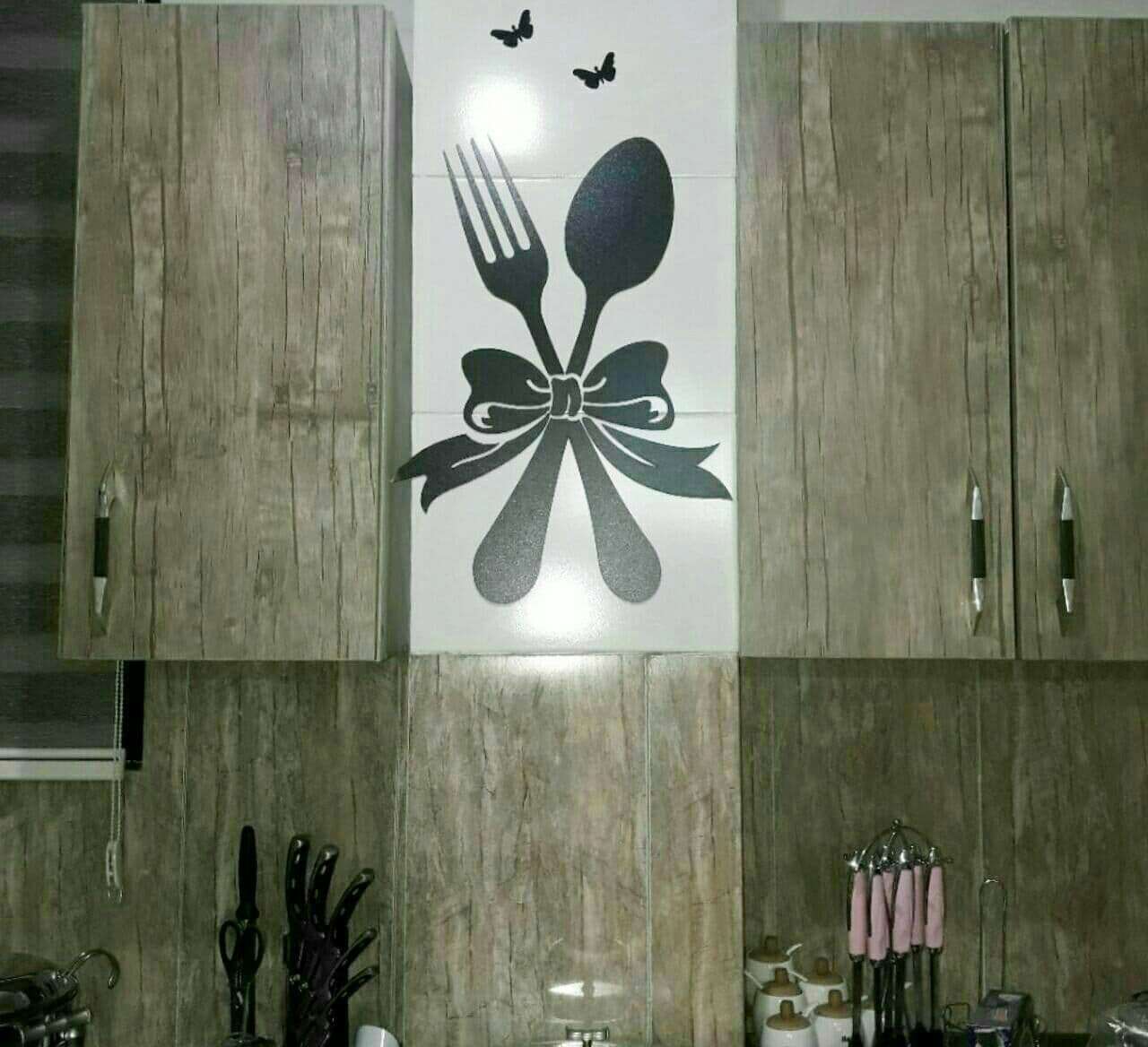 تزیین آشپزخانه با قاشق چنگال نقاشی قاشق چنگال روی برچشب دیواری کابینت 